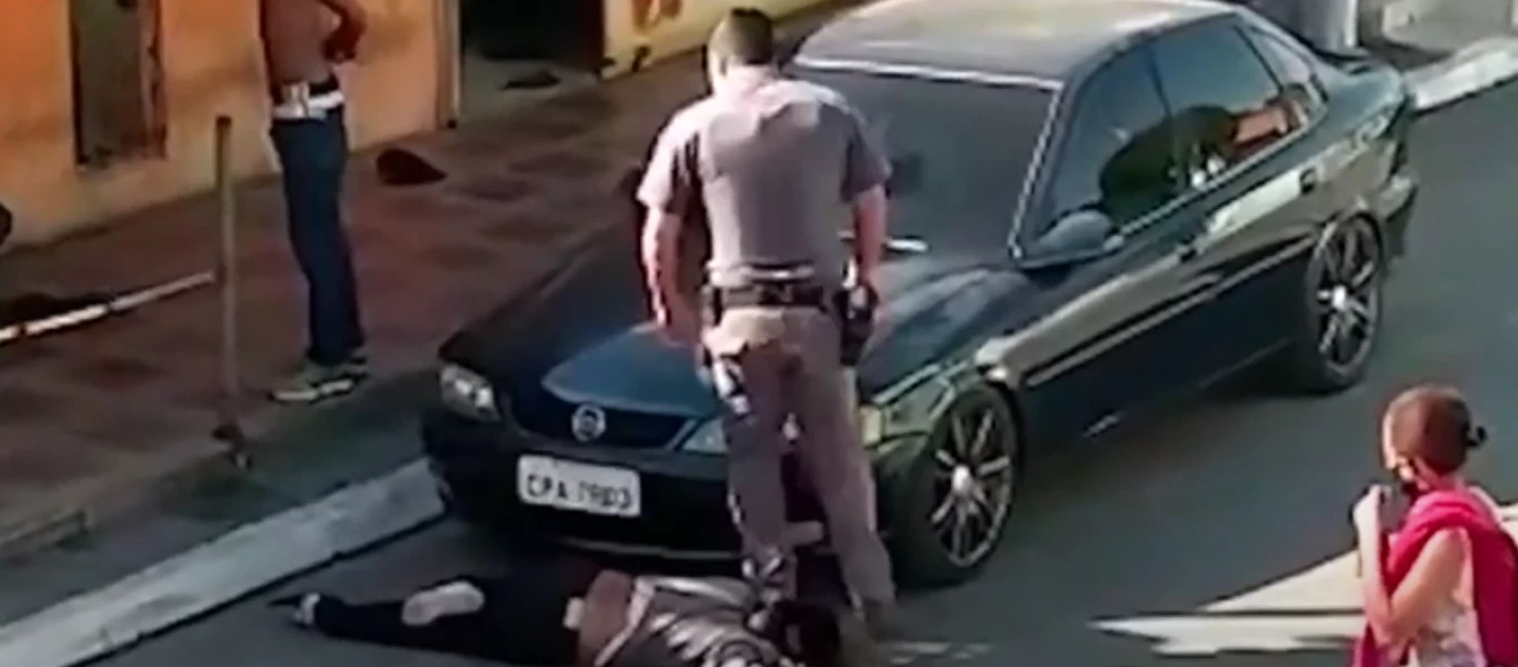 Βραζιλία: Αστυνομικός πάτησε στον λαιμό γυναίκα (βίντεο)